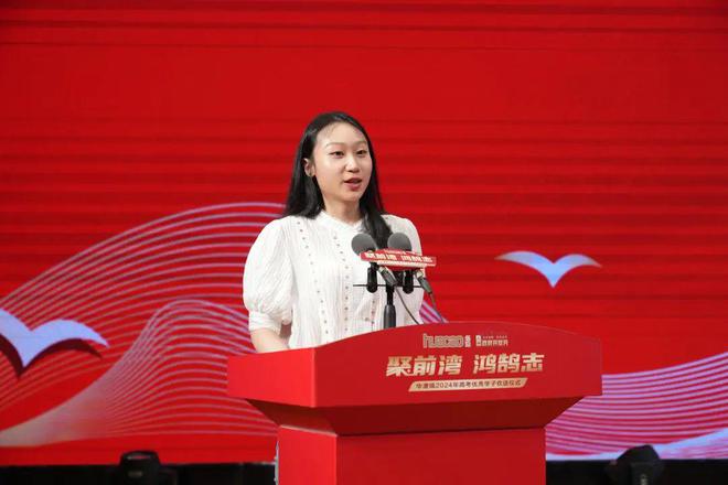新学期来临之际百名闵行学子获赠“聚前湾”大礼包！(图2)