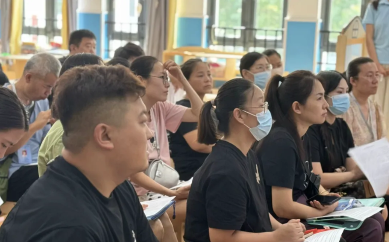 济南市天桥区五柳岛幼儿园2024级秋季新生家长会召开_大众网(图2)
