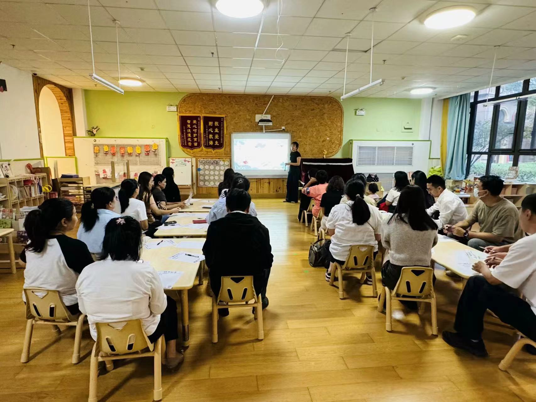 共赴秋育共育成长——历城区机关第二幼儿园湖畔园2024年秋季家长会(图2)