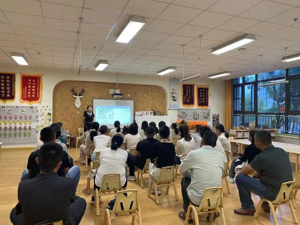 共赴秋育共育成长——历城区机关第二幼儿园湖畔园2024年秋季家长会(图3)