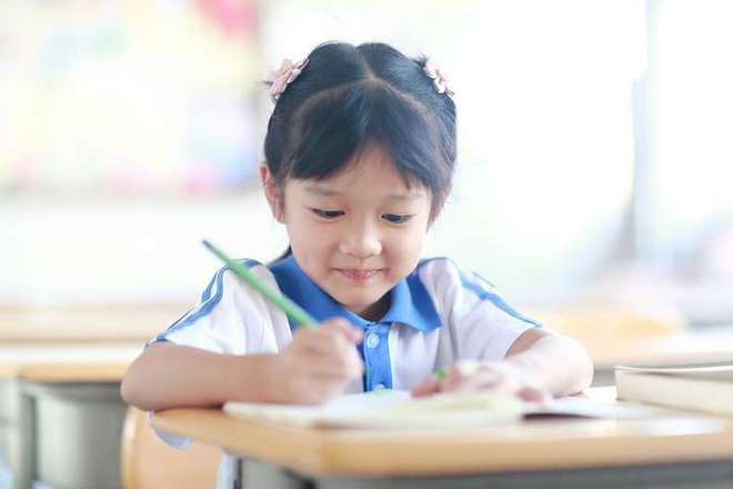 凯发k8旗舰厅ag：幼儿园宝宝写字丑别怪孩子不认真要掌握方法(图3)
