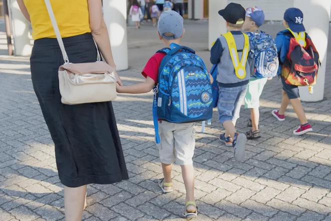 看到22年幼儿园入园4628万人再看23年幼儿入园人数差距太大了(图17)