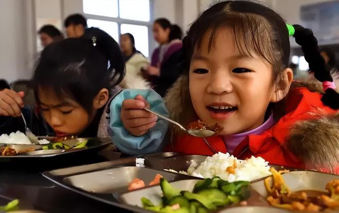 看到22年幼儿园入园4628万人再看23年幼儿入园人数差距太大了(图12)