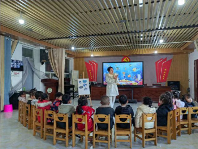 凯发国际首页：安居区白马幼儿园小班组开展集体备课教研活动(图1)