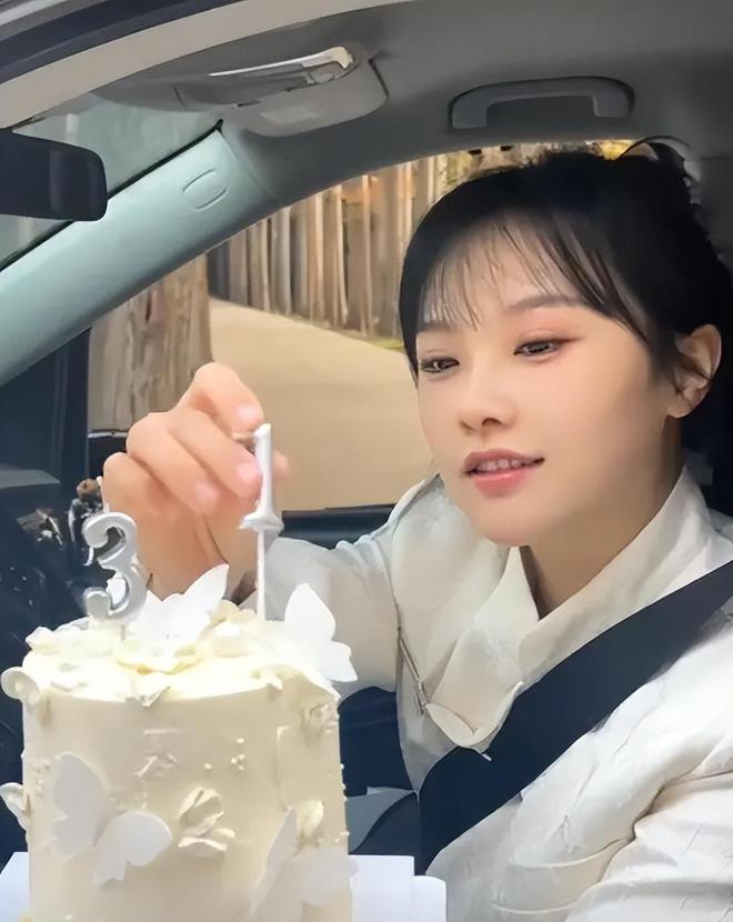 挖呀挖黄老师庆生疑开百万豪车？网友：做老师哪有当网红挖钱容易(图2)