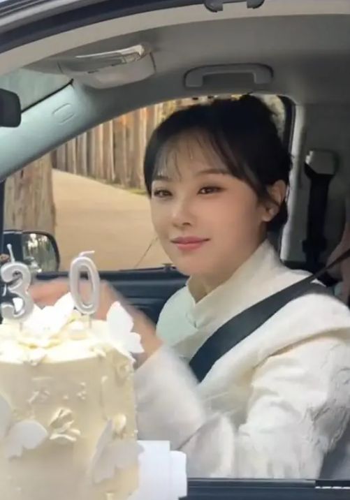挖呀挖黄老师庆生疑开百万豪车？网友：做老师哪有当网红挖钱容易(图1)