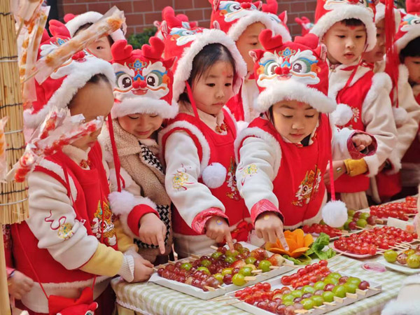 朝阳幼儿园：非遗剪纸传文脉民俗庙会迎新年(图3)