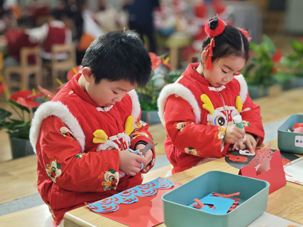 朝阳幼儿园：非遗剪纸传文脉民俗庙会迎新年(图1)