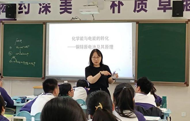 凯发k8旗舰厅ag：嘉定区9位教师获评2024年度正高级教师有你熟悉的吗？(图2)