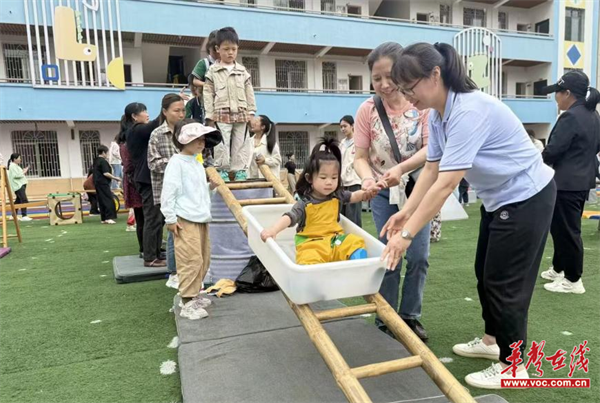 赫山区龙洲幼儿园举行“半日相约幼见成长”家长开放日活动(图1)