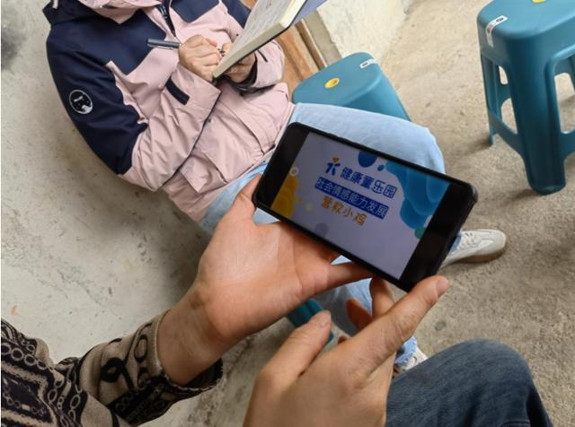 填补乡村褶皱中的“失落”为20万乡村儿童建造健康童乐园(图1)