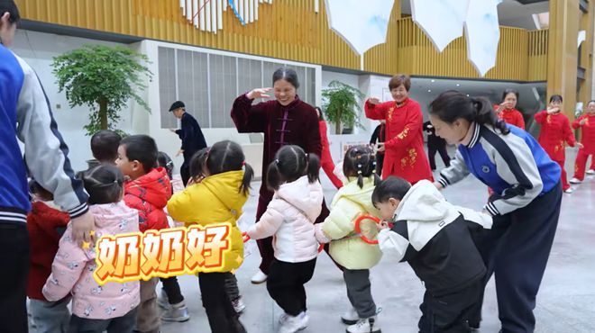 押注银发赛道13万家托育机构寻求转型！谁在率先试水“老幼共托”？AgeTravel(图1)