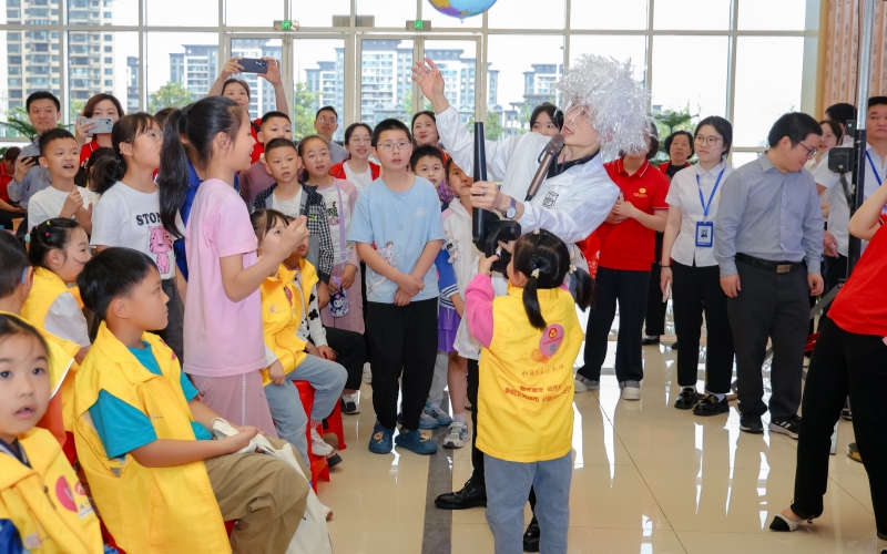 凯发国际首页：星际书海启童心湖北省图第二十二届少儿读书节启航(图3)