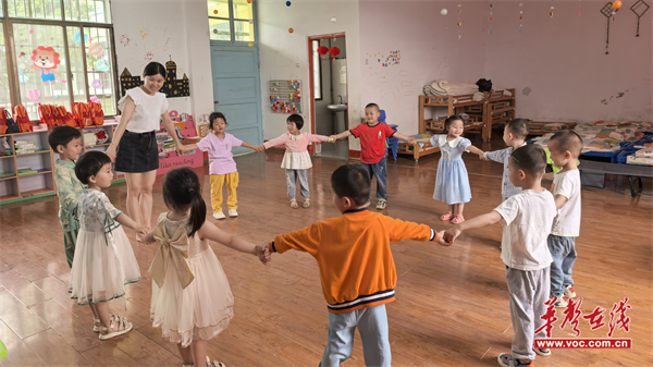荆竹镇中心幼儿园欧丽君：扎根幼教守初心春风化雨绽芳华(图2)