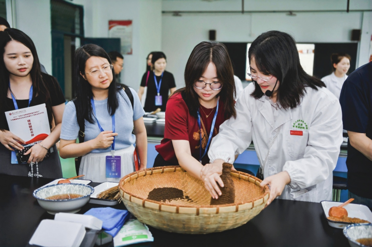 高职院校如何“破圈”发展？全国40余家主流网络媒体带你到重庆工贸职业技术学院寻找答案(图10)