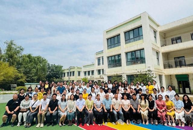 追随儿童视角共研课程新章——灞桥区“一区一重点一园一特色”游戏化实践课程研讨会圆满举办(图1)