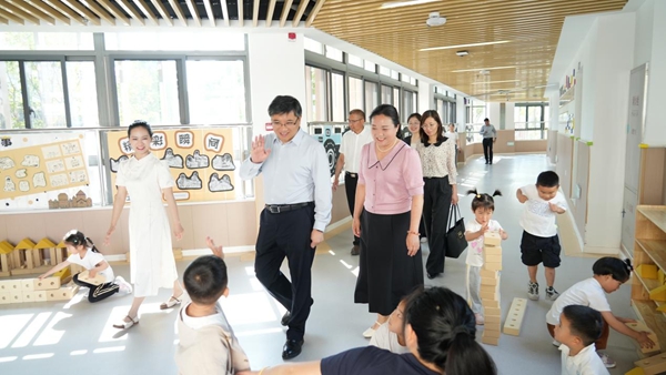 调研慰问组走进固镇县实验幼儿园迎宾路分园送上节日温暖与祝福(图1)