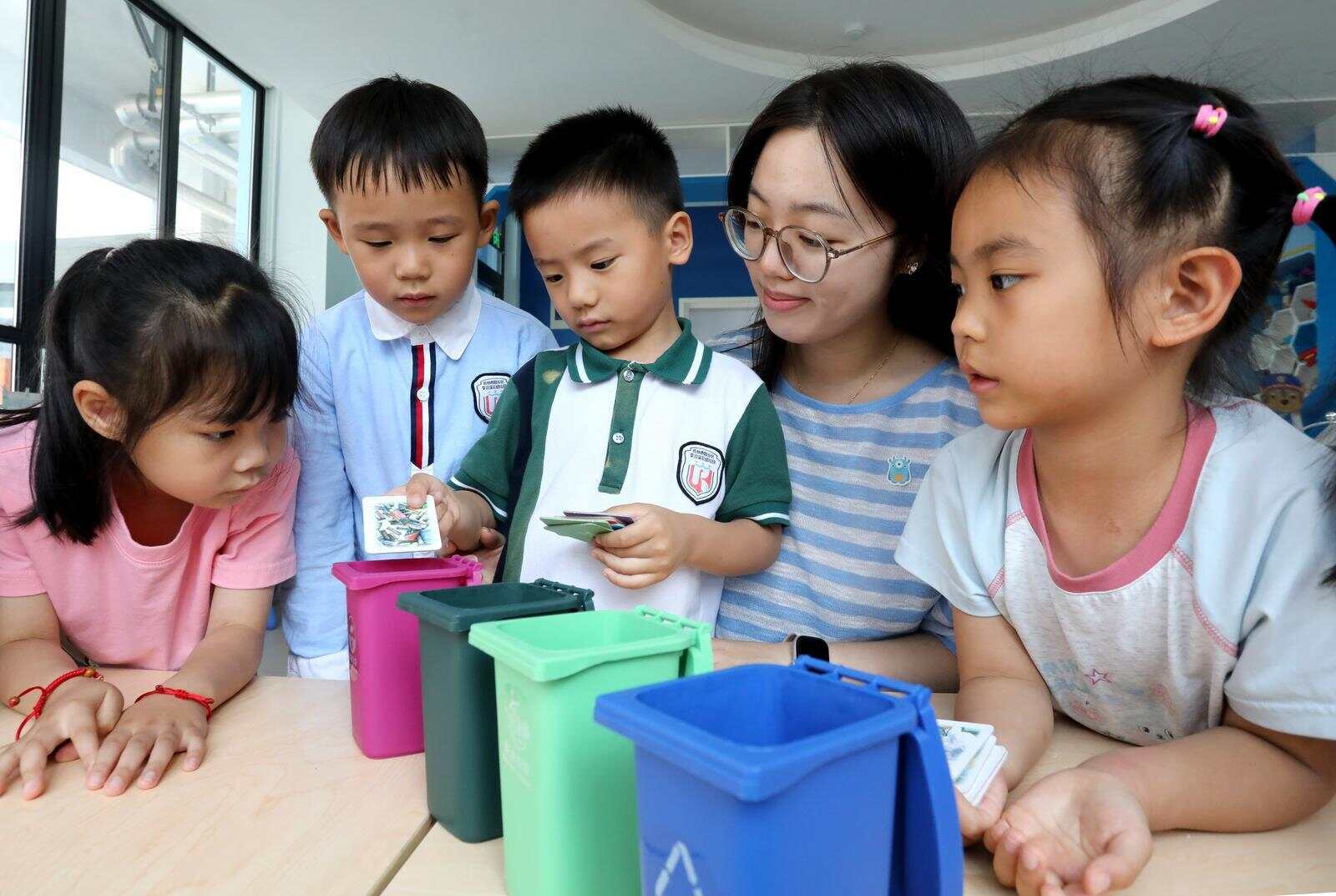 最新数据！全国幼儿园一年关掉2万所少子化冲击正持续显现(图1)