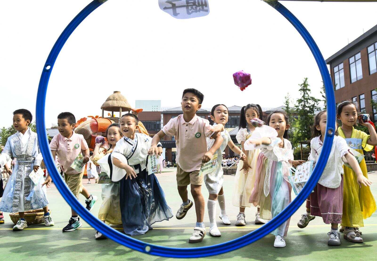 最新数据！全国幼儿园一年关掉2万所少子化冲击正持续显现(图2)