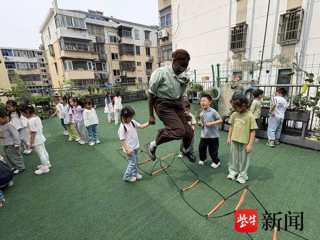 尼日利亚留学生课余在镇江幼儿园做义工：教孩子们跳非洲舞想将中国幼教理念带回国(图1)