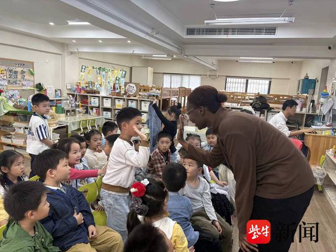 尼日利亚留学生课余在镇江幼儿园做义工：教孩子们跳非洲舞想将中国幼教理念带回国(图2)