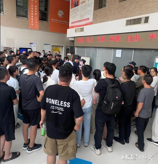 天水幼儿园“主谋”正脸曝光！长脸尖下巴获奖无数网友：双面人(图3)
