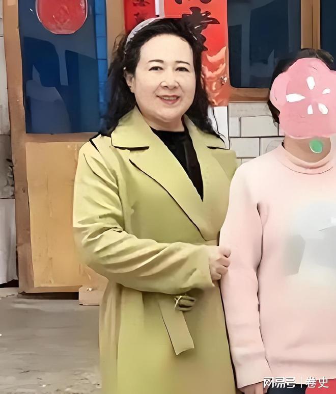 天水幼儿园“主谋”正脸曝光！长脸尖下巴获奖无数网友：双面人(图4)