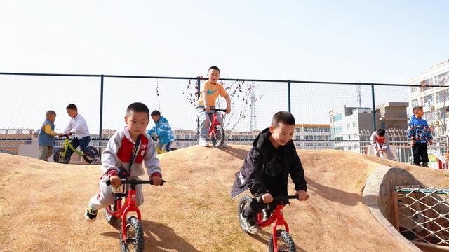 定边县：学前教育新生态“玩”出幼教新天地(图2)