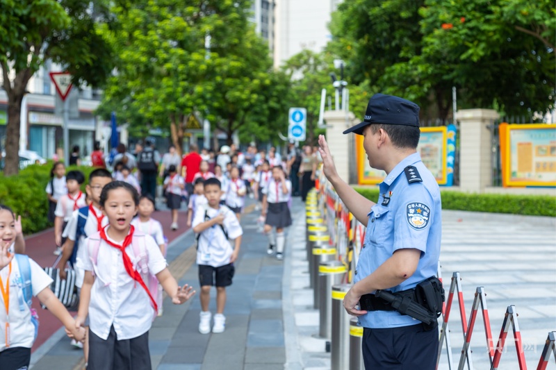 阳光下的守护｜家长放心的“安全感”从哪来？福建公安“护校安园”的多个暖心细节(图5)