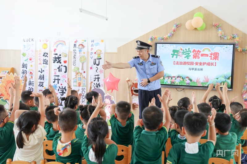 阳光下的守护｜家长放心的“安全感”从哪来？福建公安“护校安园”的多个暖心细节(图4)