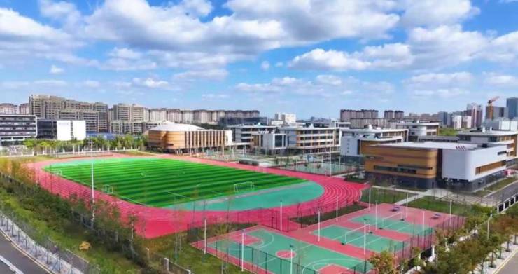 凯发国际：青岛这里年轻人扎堆全龄段名校汇聚家门口从幼儿园上到中学家长省心了!(图1)