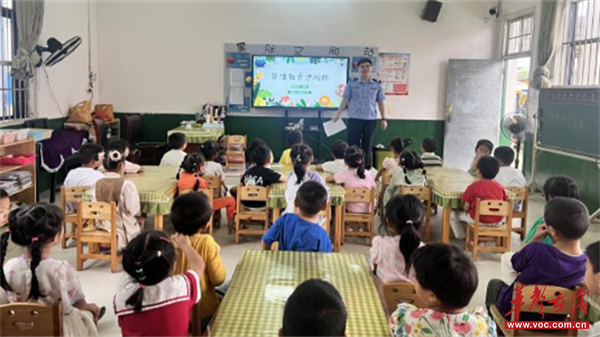 凯发国际首页：法治之光护苗成长花古街道幼儿园举行法治副校长安全教育课(图1)