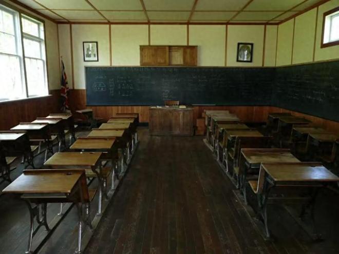 凯发国际：小学“关停潮”来了教师过剩2025年第一个被打破的铁饭碗出现(图1)