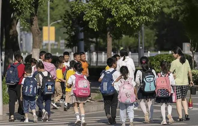 凯发国际：小学“关停潮”来了教师过剩2025年第一个被打破的铁饭碗出现(图6)