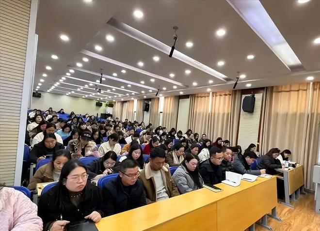 凯发国际：小学“关停潮”来了教师过剩2025年第一个被打破的铁饭碗出现(图37)