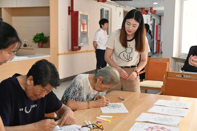 凯发国际首页：养老院来了爱说爱笑的年轻人(图1)