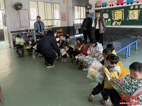 芷江岩桥镇小学赴镇中心幼儿园开展办园行为常规视导(图1)