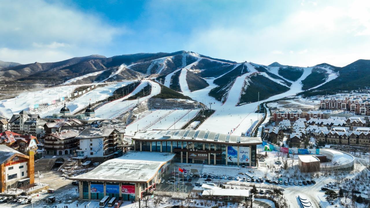 张家口一滑雪场连续七年推“65岁以上老人免费滑雪”活动有网友称年龄门槛太高有风险客服：12米以下儿童或当地居民也免费均需购买保险(图2)