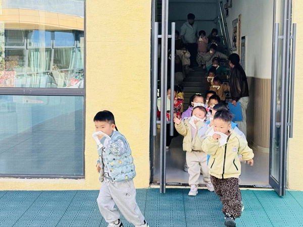 凯发k8旗舰厅ag：固镇县示范幼儿园教育集团举办消防疏散演练活动(图1)