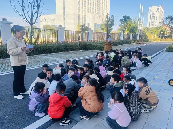 凯发k8旗舰厅ag：固镇县示范幼儿园教育集团举办消防疏散演练活动(图2)