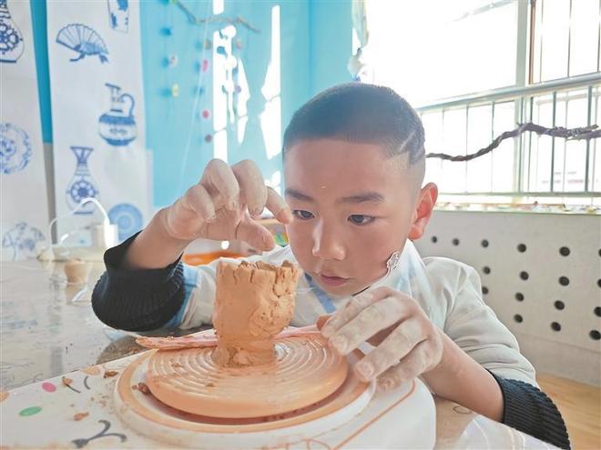 凯发国际：【辉煌“十四五”改革谱新篇】兴海草原上的幼儿乐园(图1)